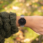 elysian-rose-gouden-dames-horloge-zwart-plaat-grijs-klassiek-leder-horlogeband-ELY01120-hand