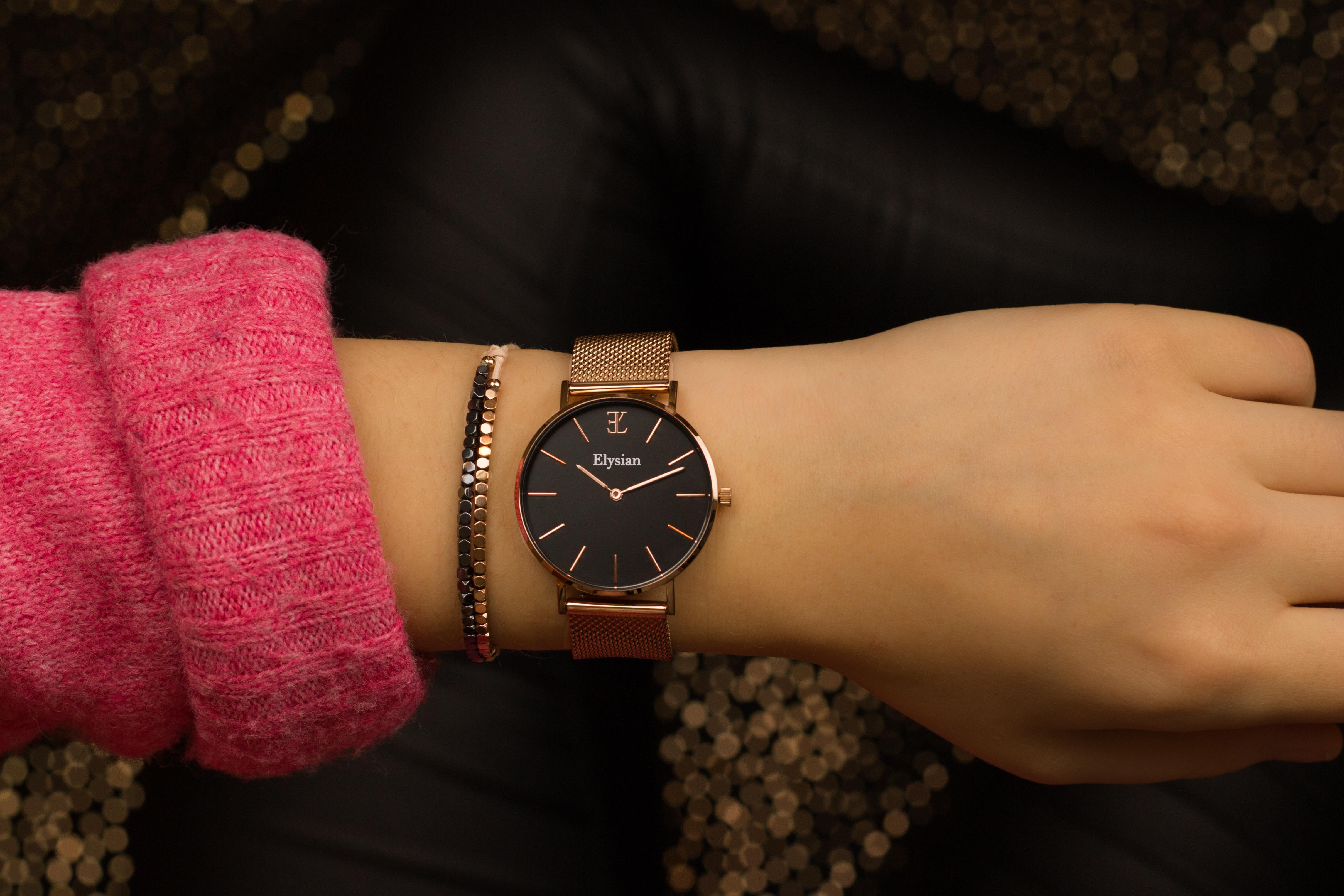 elysian-rose-gouden-dames-horloge-zwart-plaat-rose-gouden-mesh-horlogeband-ELY01130-hand