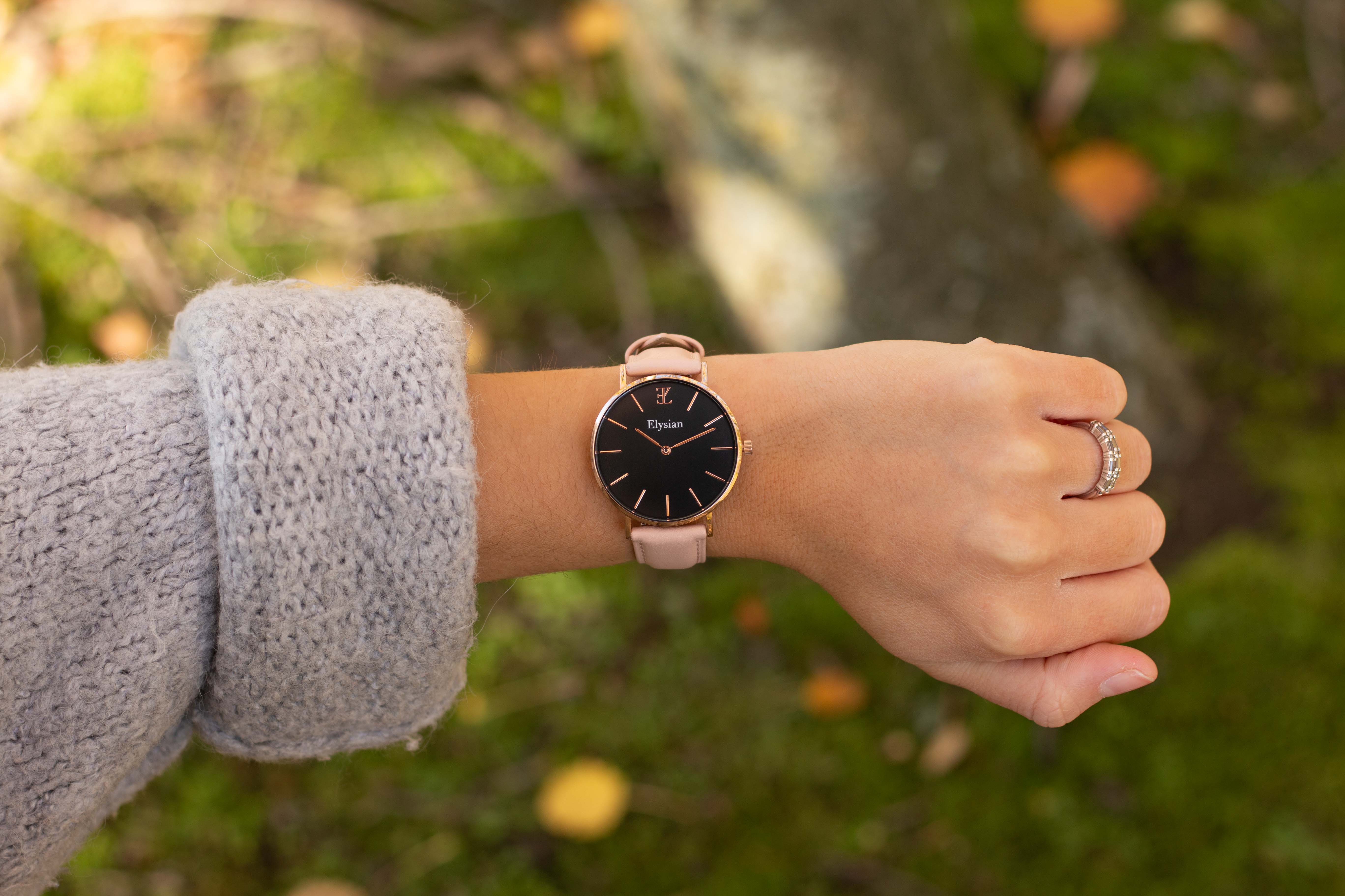 elysian-rose-gouden-dames-horloge-zwart-plaat-roze-klassiek-leder-horlogeband-ELY01140-hand