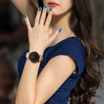 elysian-rose-gouden-dames-horloge-zwart-plaat-roze-klassiek-leder-horlogeband-ELY01140-model2