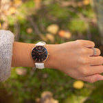 elysian-rose-gouden-dames-horloge-zwart-plaat-wit-klassiek-leder-horlogeband-ELY01150-hand