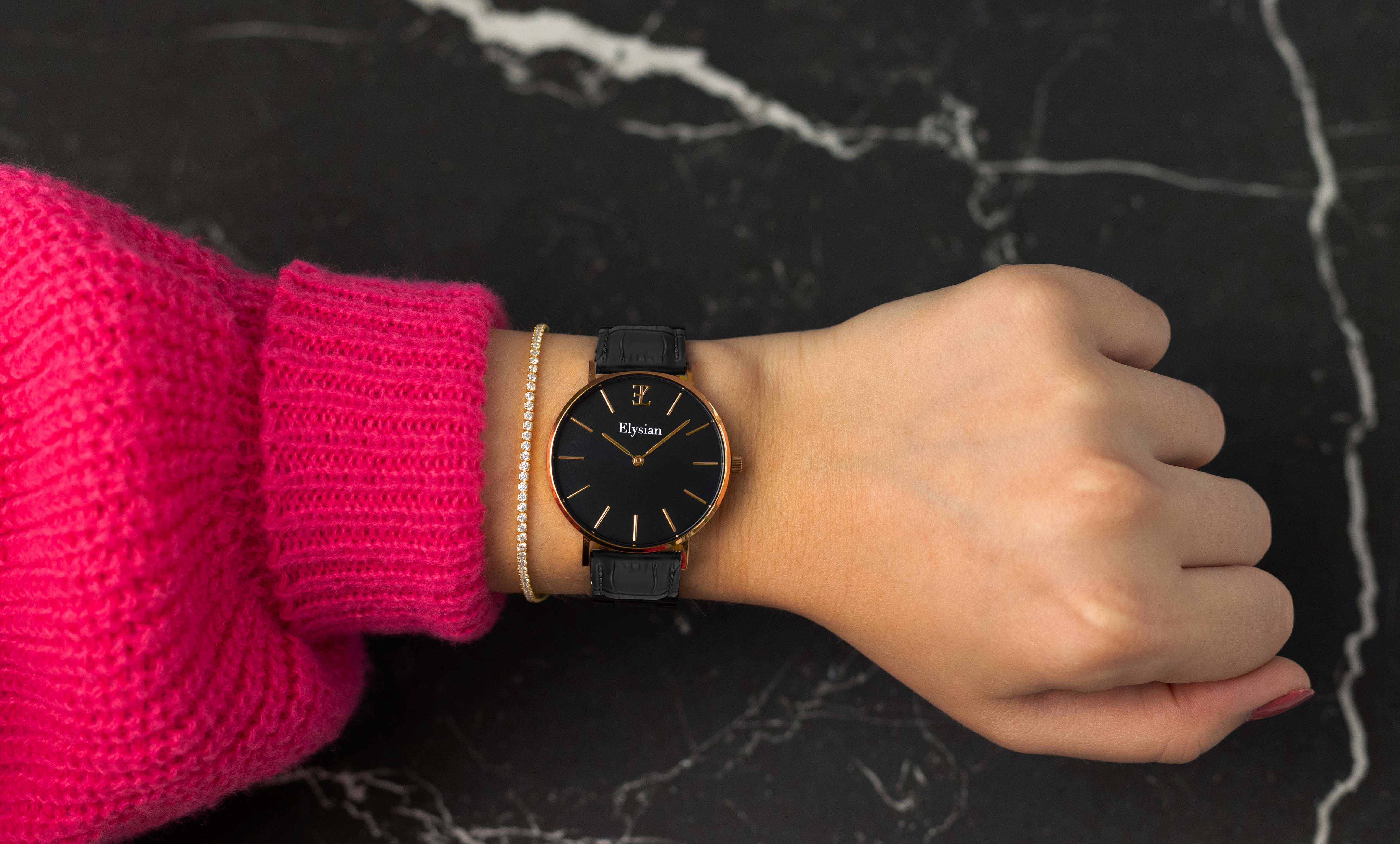 elysian-rose-gouden-dames-horloge-zwart-plaat-zwart-croco-leder-horlogeband-ELYWW01130-hand