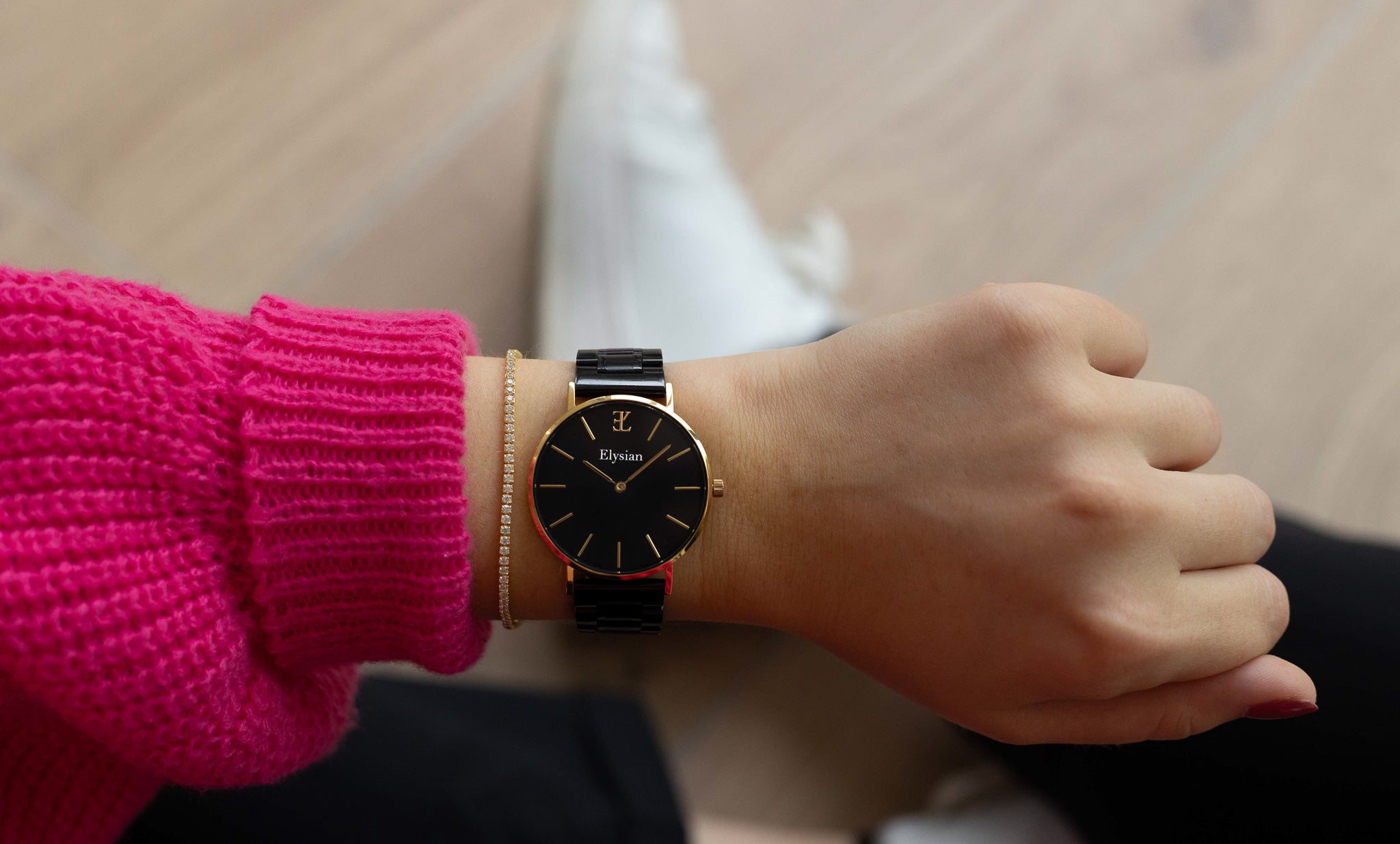 elysian-rose-gouden-dames-horloge-zwart-plaat-zwart-schakelband-horlogeband-ELYWW01120-hand