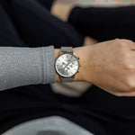 elysian-zilveren-dames-crono-horloge-zilver-plaat-zilver-mesh-horlogeband-ELYWW12311-hand