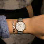 elysian-zilveren-dames-horloge-wit-plaat-grijs-klassiek-leder-horlogeband-ELY02210-hand