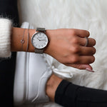 elysian-zilveren-dames-horloge-wit-plaat-zilver-mesh-horlogeband-ELY02220-hand