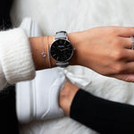elysian-zilveren-dames-horloge-zwart-plaat-grijs-klassiek-leder-horlogeband-ELY02120-hand
