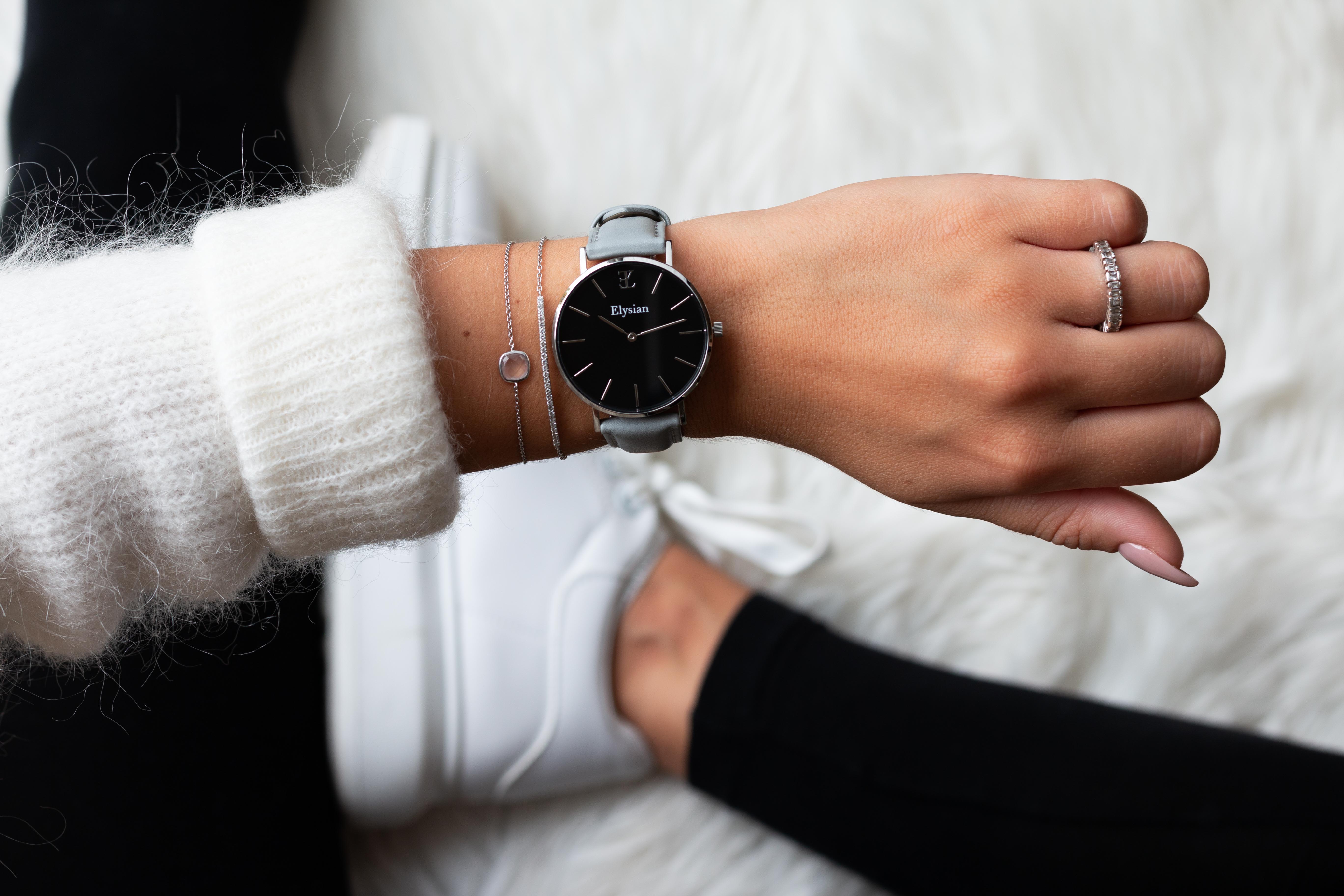 elysian-zilveren-dames-horloge-zwart-plaat-grijs-klassiek-leder-horlogeband-ELY02120-hand