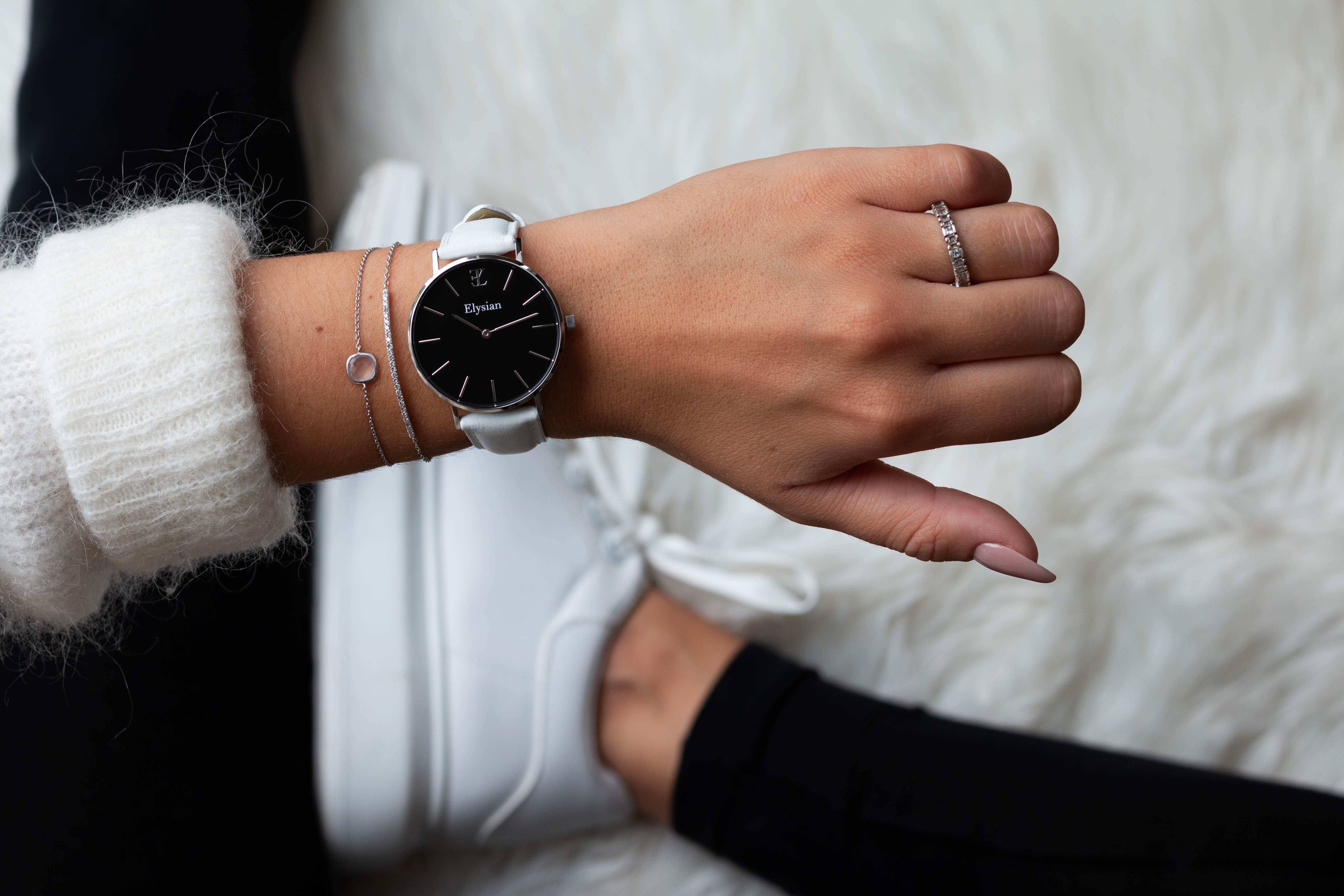 elysian-zilveren-dames-horloge-zwart-plaat-wit-klassiek-leder-horlogeband-ELY02140-hand