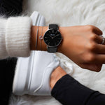 elysian-zilveren-dames-horloge-zwart-plaat-zwart-croco-leder-horlogeband-ELYWW02130-hand