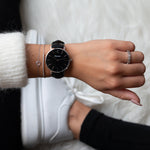 elysian-zilveren-dames-horloge-zwart-plaat-zwart-klassiek-leder-horlogeband-ELY02100-hand