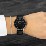 elysian-zilveren-dames-horloge-zwart-plaat-zwart-schakelband-horlogeband-ELYWW02120-hand