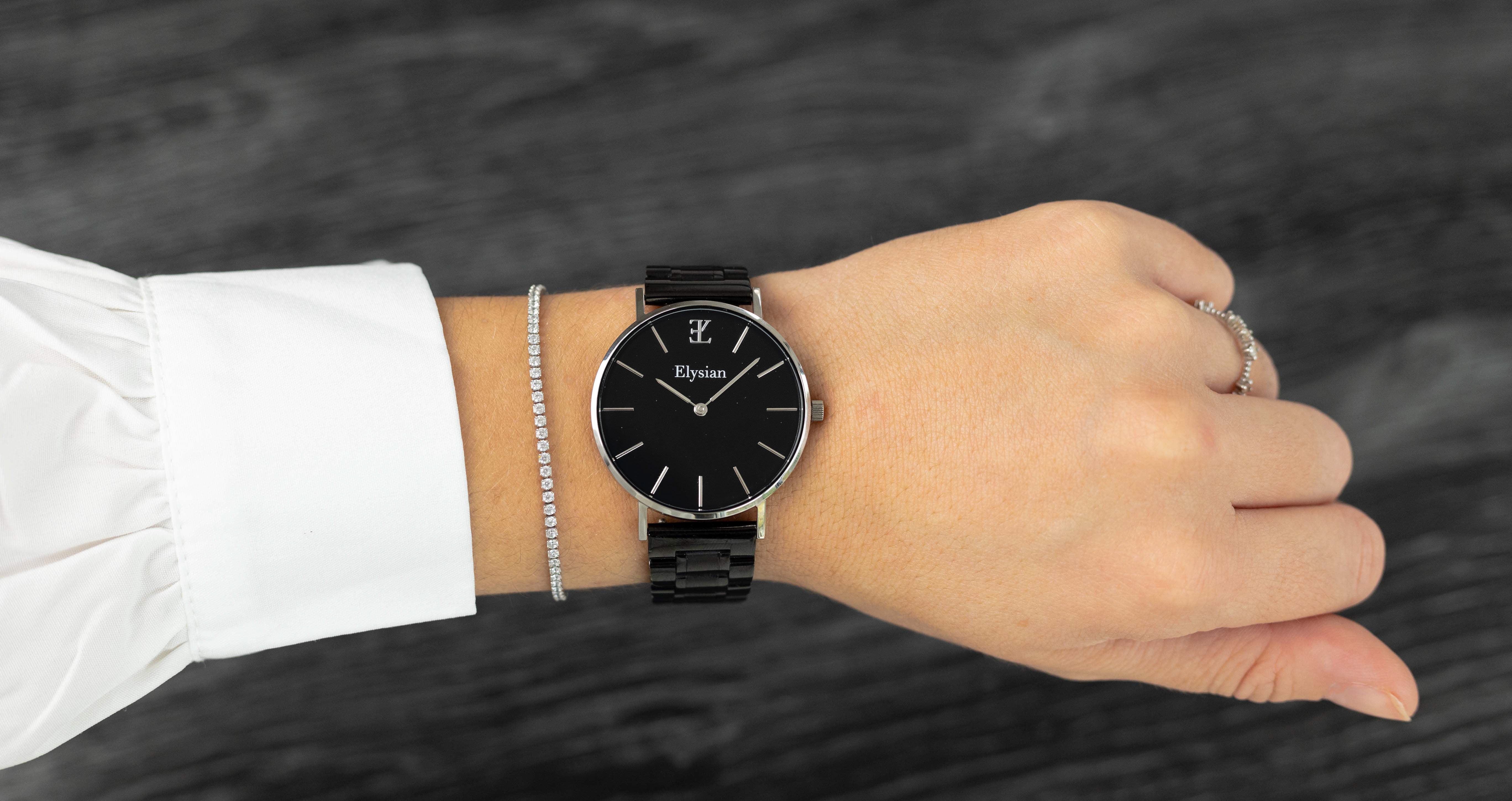 elysian-zilveren-dames-horloge-zwart-plaat-zwart-schakelband-horlogeband-ELYWW02120-hand