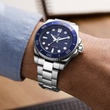 elysian-zilveren-heren-horloge-42mm-blauw-plaat-zilver-schakelband-horlogeband-ELYWM11041-wrist2