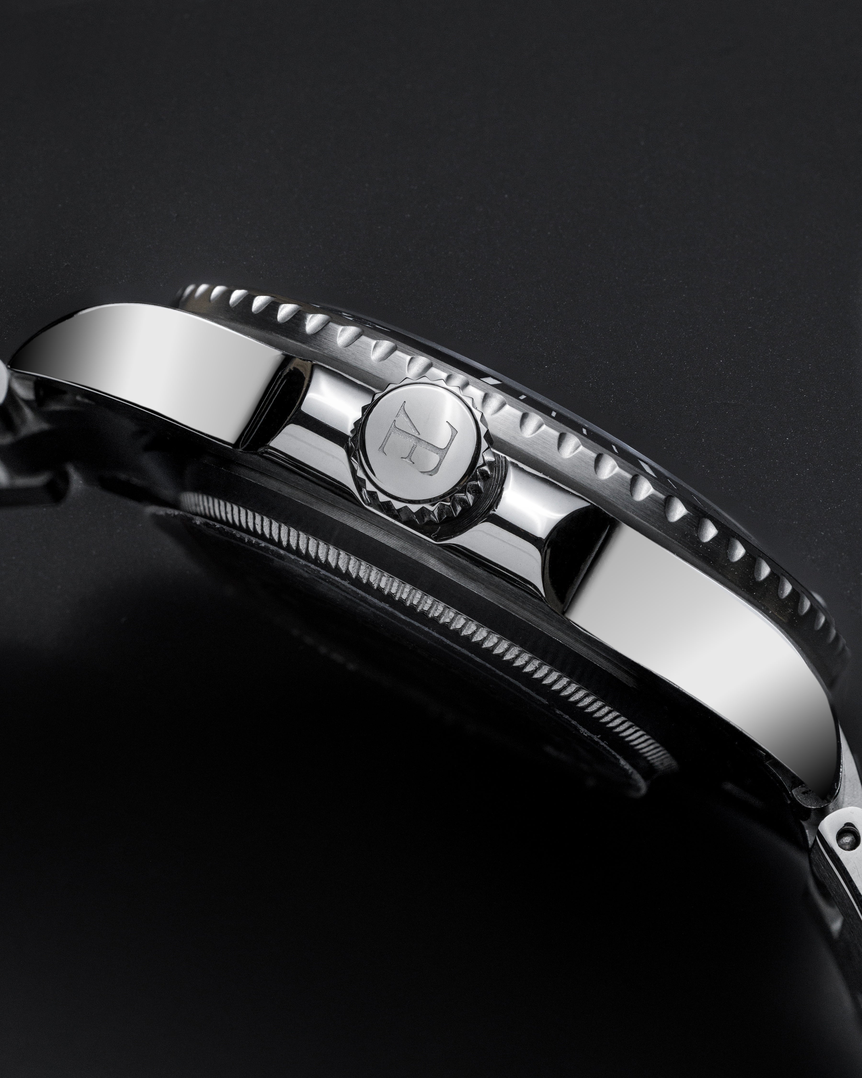 elysian-zilveren-heren-horloge-42mm-zwart-plaat-zilver-schakelband-horlogeband-ELYWM11141-crown