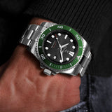 elysian-zilveren-heren-horloge-42mm-zwart-plaat-zilver-schakelband-horlogeband-ELYWM11141-wrist3