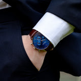 elysian-zilveren-heren-horloge-blauw-plaat-bruin-croco-horlogeband-hand