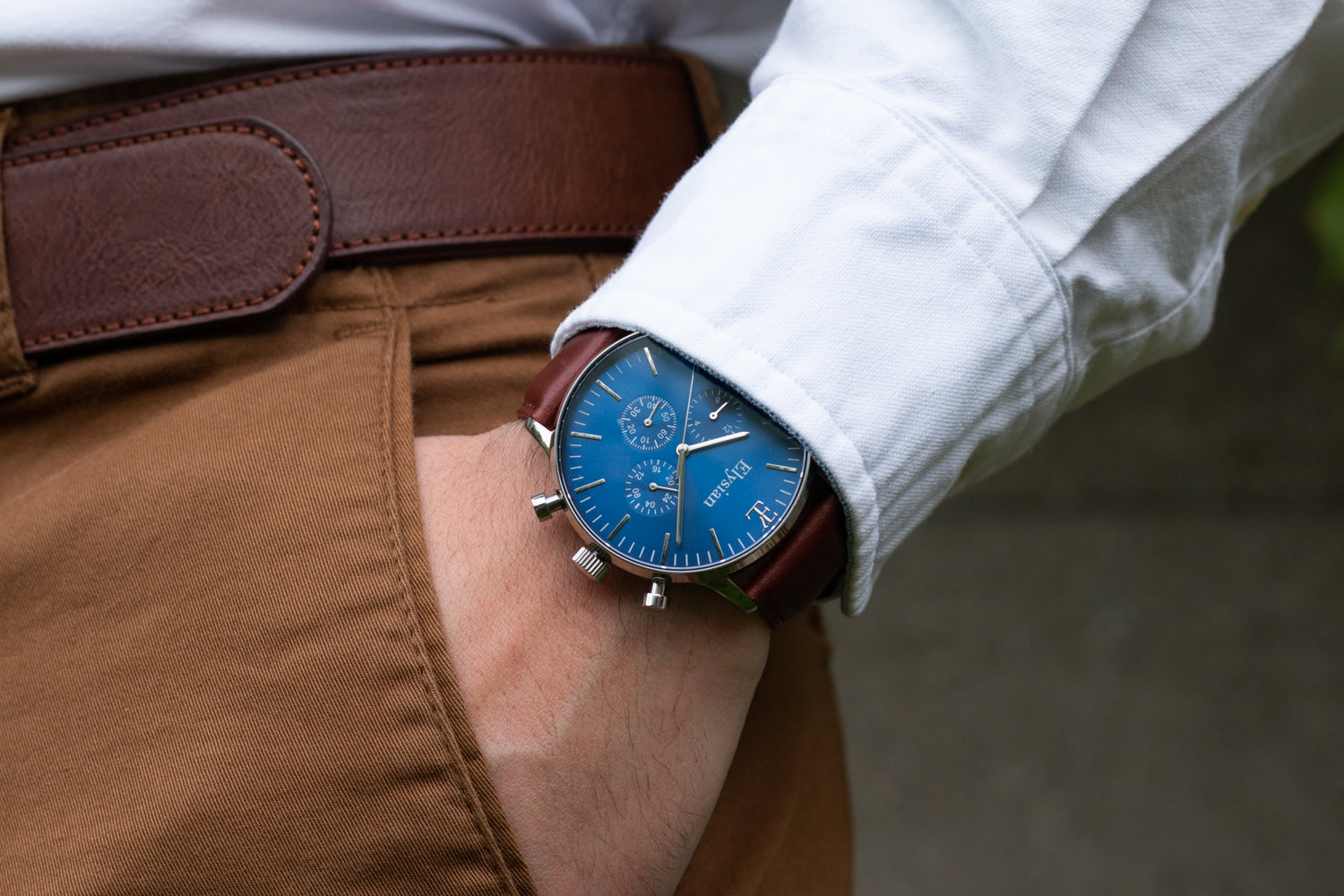 elysian-zilveren-heren-horloge-blauw-plaat-bruin-klassiek-leder-horlogeband-ELYWM01013-hand