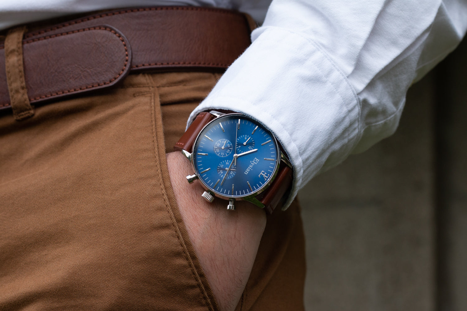 elysian-zilveren-heren-horloge-blauw-plaat-bruin-vintage-leder-horlogeband-ELYWM01023-hand