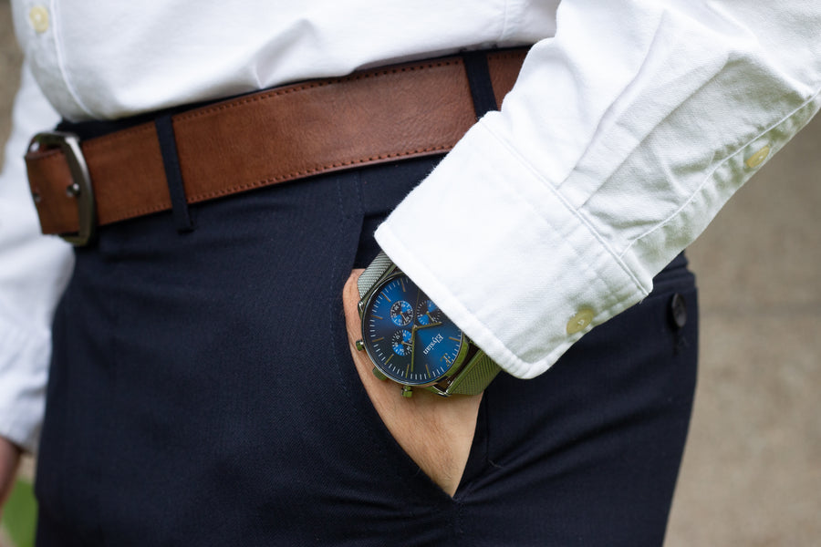 elysian-zilveren-heren-horloge-blauw-plaat-zilver-mesh-horlogeband-ELYWM01031-hand