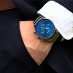 elysian-zilveren-heren-horloge-blauw-plaat-zilver-schakelband-horlogeband-ELYWM01041-hand