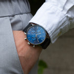 elysian-zilveren-heren-horloge-blauw-plaat-zwart-vintage-leder-horlogeband-ELYWM01020-hand