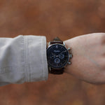 elysian-zilveren-heren-horloge-zwart-plaat-bruin-croco-horlogeband-hand