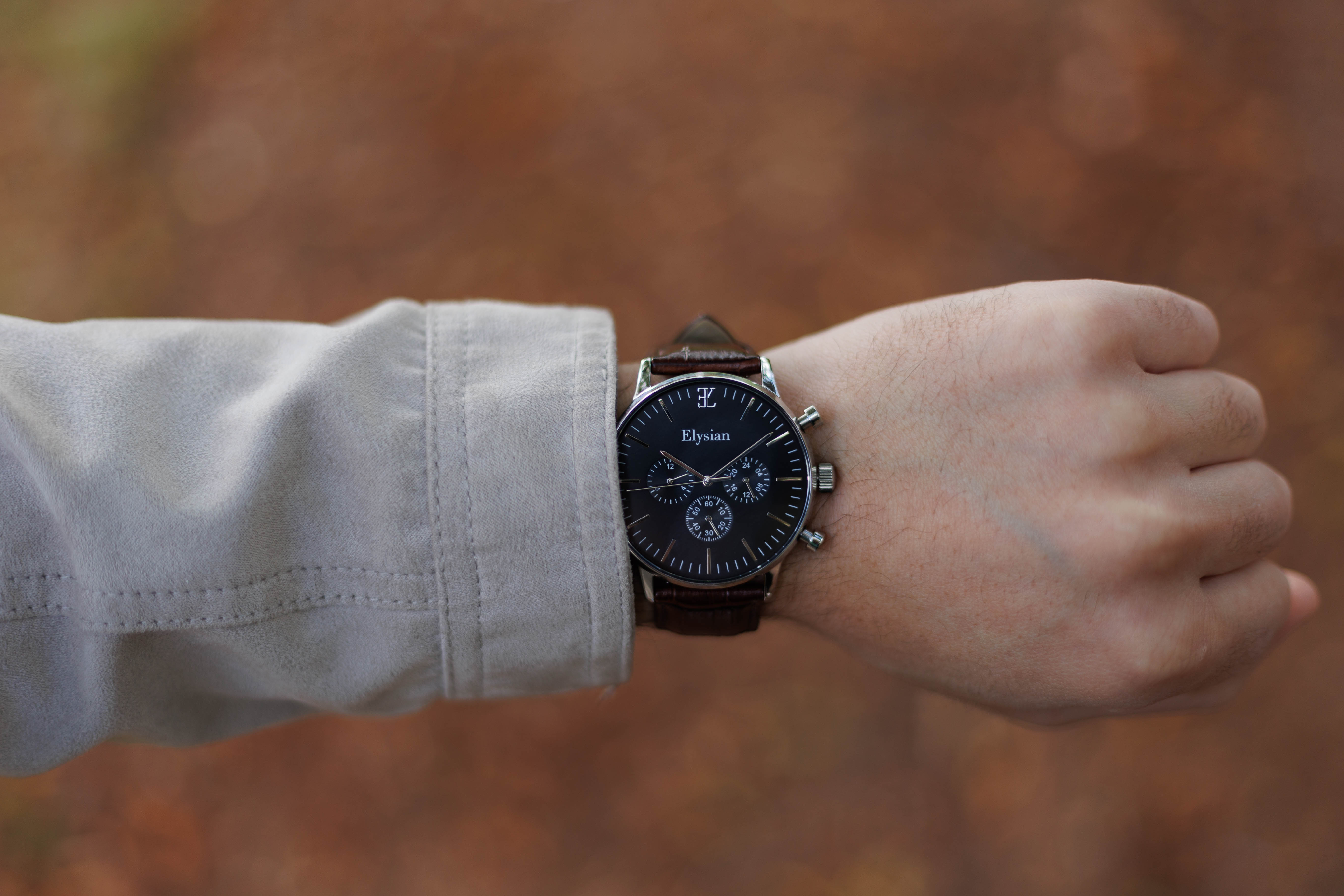 elysian-zilveren-heren-horloge-zwart-plaat-bruin-croco-horlogeband-hand