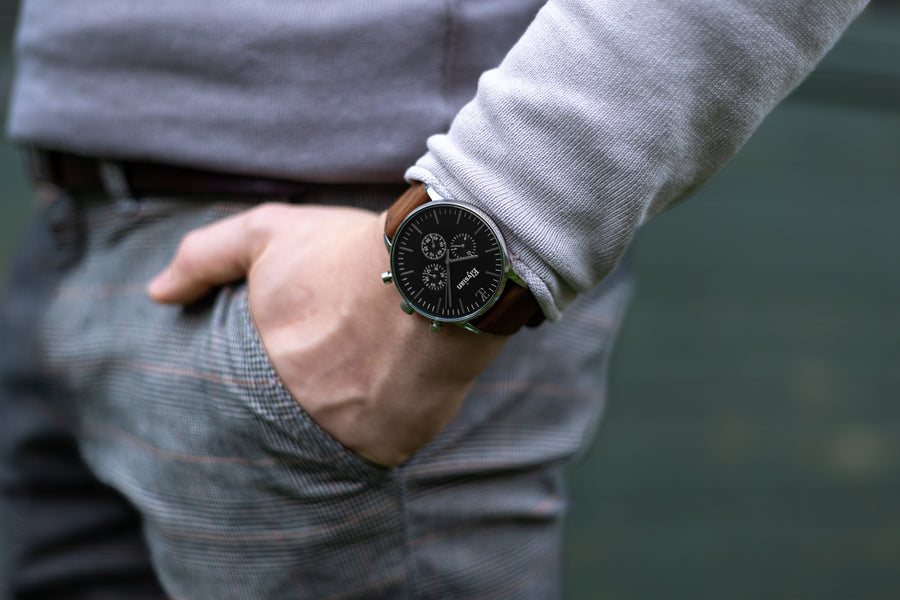 elysian-zilveren-heren-horloge-zwart-plaat-donkerbruin-vintage-leder-horlogeband-ELYWM01124-model