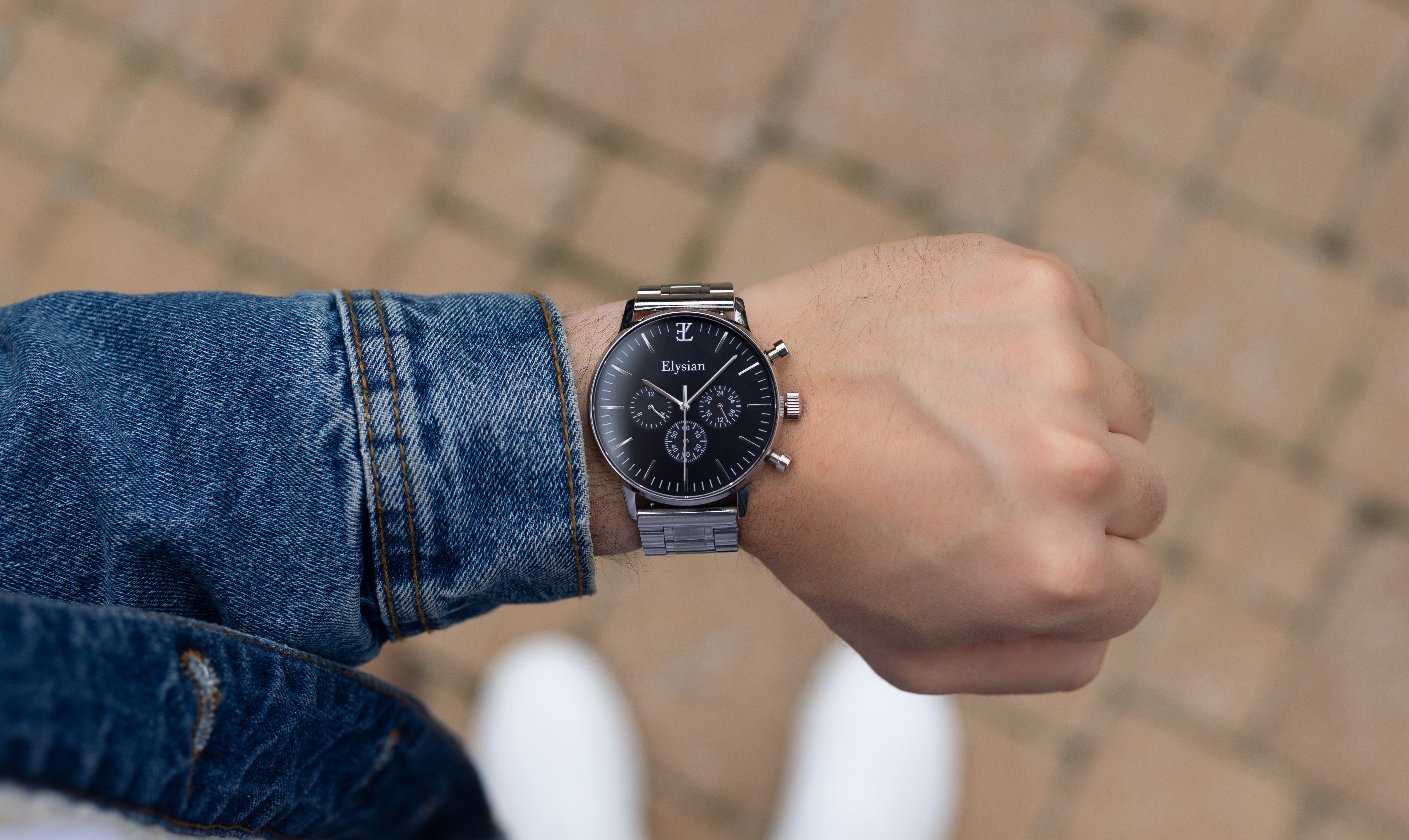 elysian-zilveren-heren-horloge-zwart-plaat-zilver-schakelband-horlogeband-ELYWM01141-hand