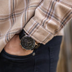 elysian-zilveren-heren-horloge-zwart-plaat-zwart-vintage-leder-horlogeband-ELYWM01120-hand