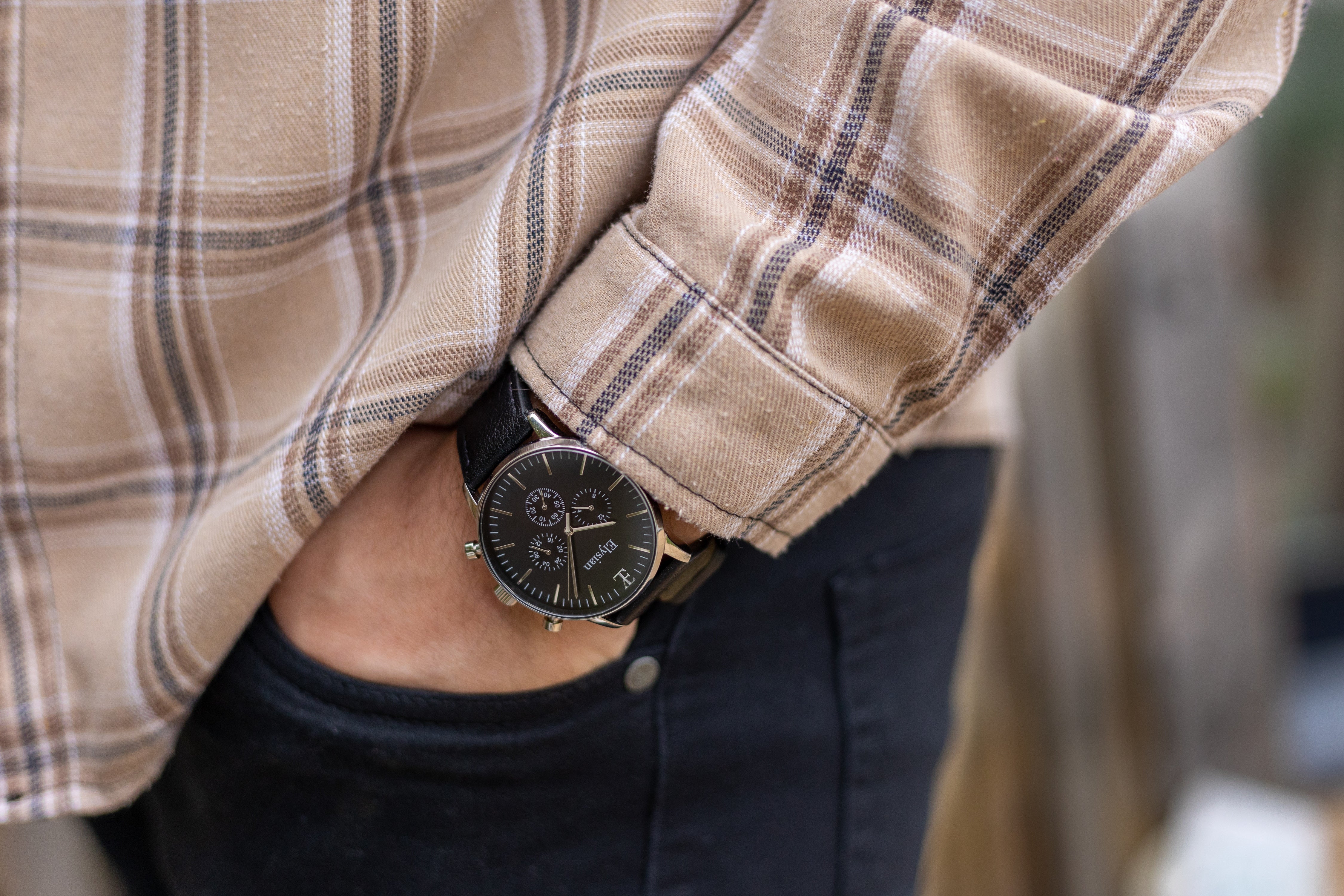 elysian-zilveren-heren-horloge-zwart-plaat-zwart-vintage-leder-horlogeband-ELYWM01120-hand