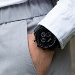 elysian-zwarte-heren-horloge-zwart-plaat-zwart-klassiek-leder-horlogeband-ELYWM02110-hand