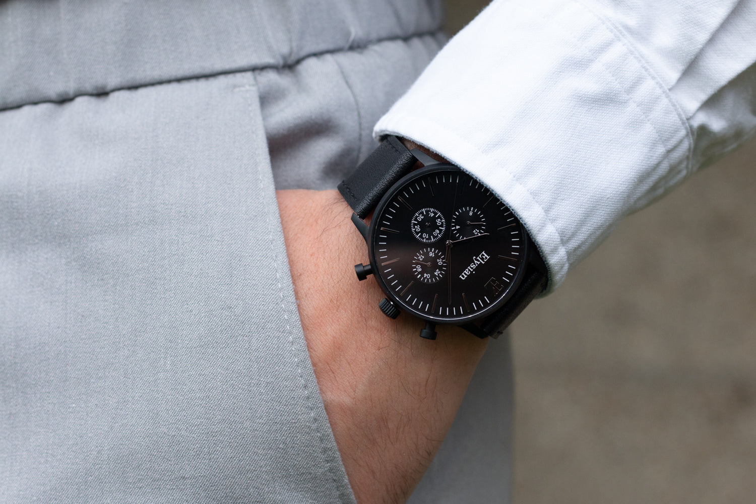 elysian-zwarte-heren-horloge-zwart-plaat-zwart-vintage-leder-horlogeband-ELYWM02120-hand