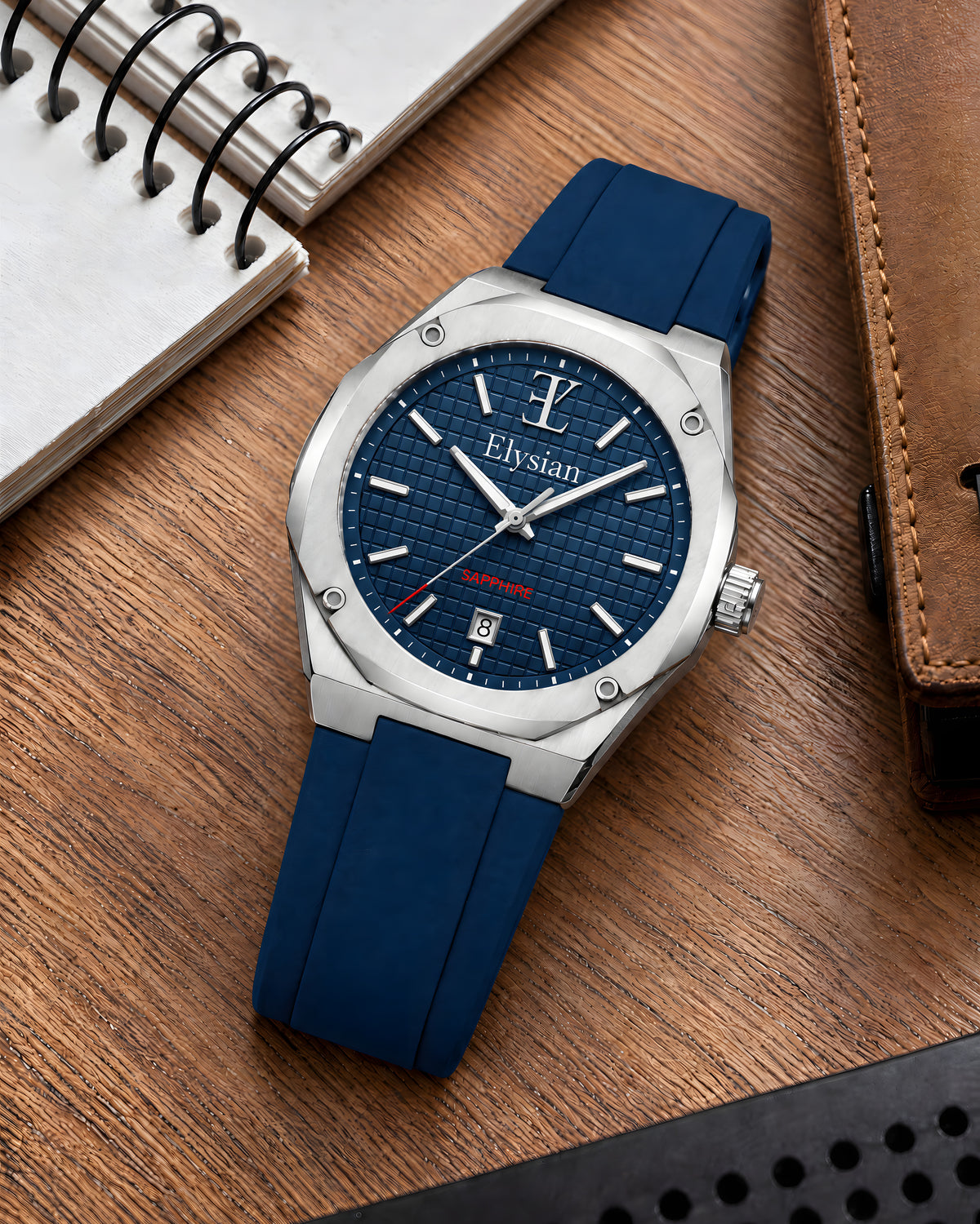 Elysian Octa herenhorloge met rubberen band op een houten bureau
