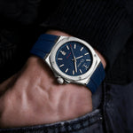 Elysian Octa Blue - Navy Rubber, om de pols, hand in jeanszak