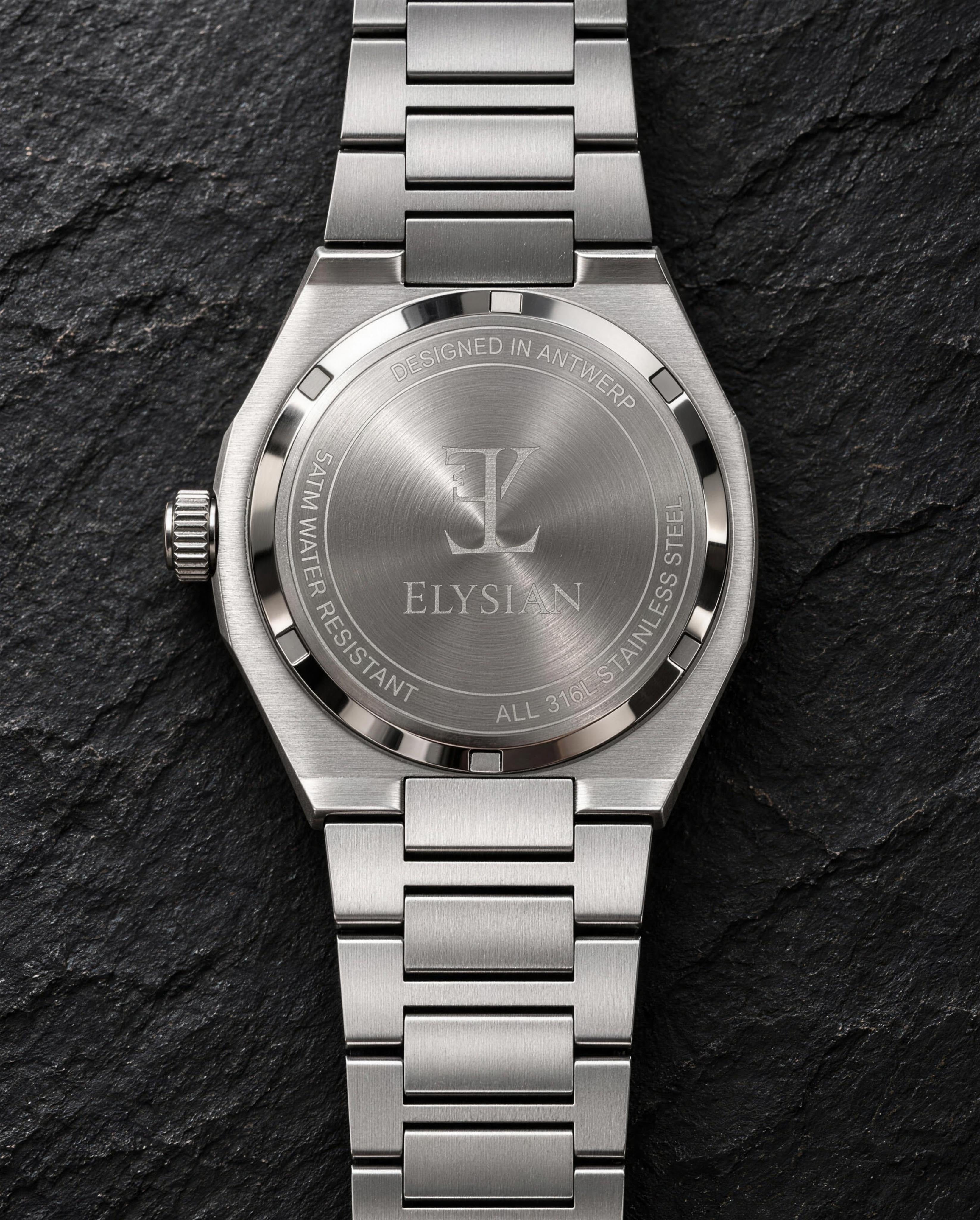Elysian Octa White - Silver Link, achterkant met gravering Designed in Antwerp