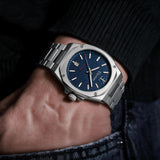 Elysian Octa Blue - Silver Link, om de pols, hand in jeanszak
