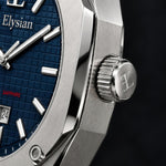 Elysian Octa Blue - Silver Link, detail van de kroon met EL-gravering
