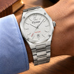 Elysian Octa White - Silver Link, om de pols met lichtblauw hemd