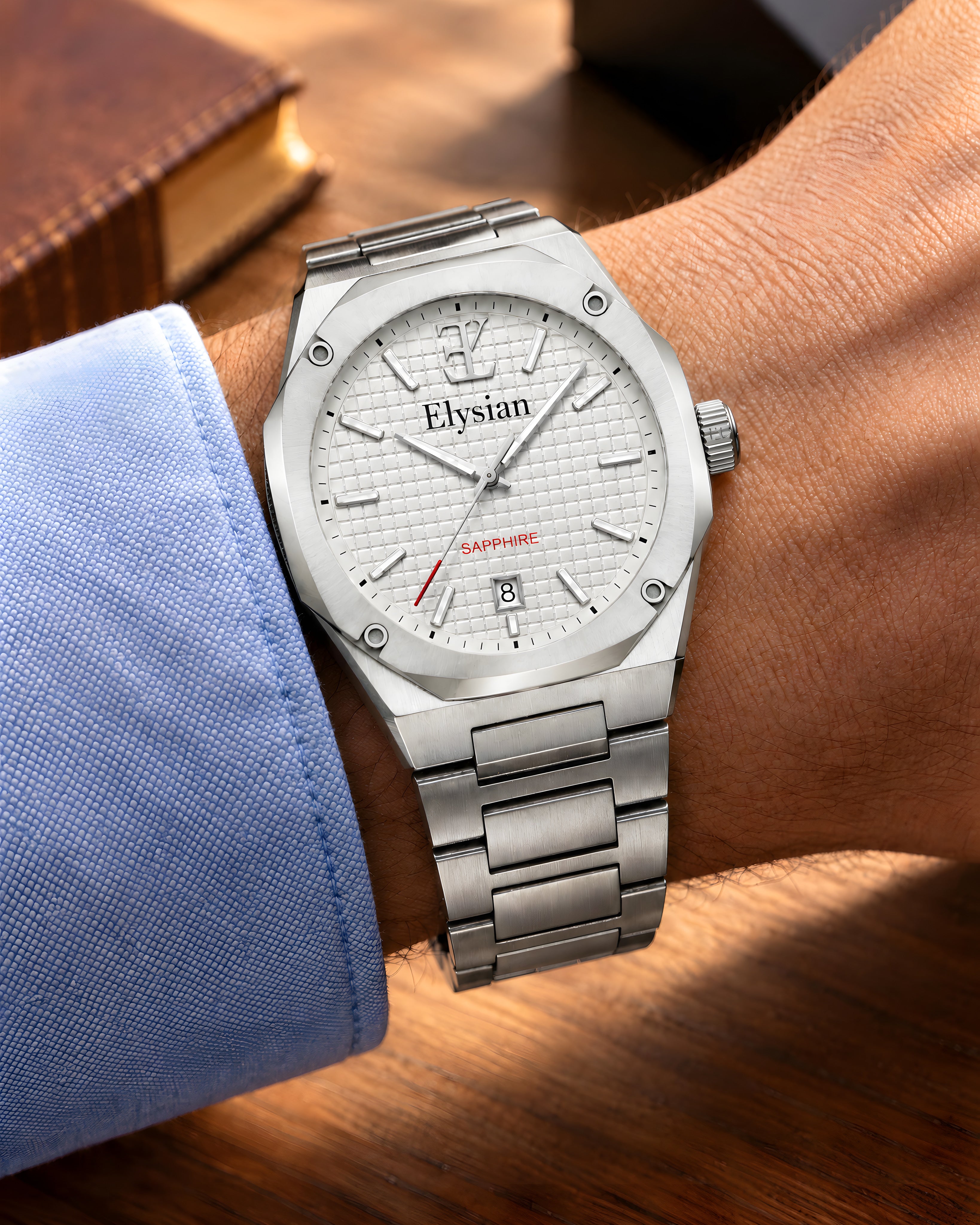 Elysian Octa White - Silver Link, om de pols met lichtblauw hemd