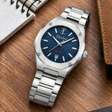 Elysian Octa Blue - Silver Link, op een houten bureau